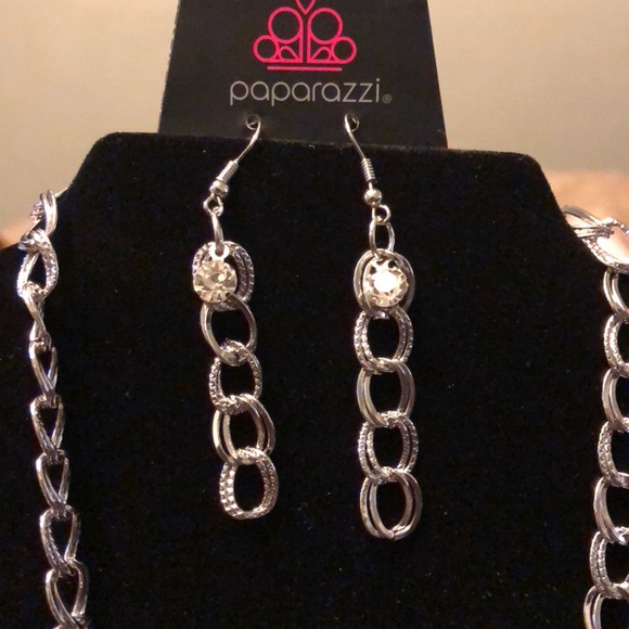 Silver necklace and silver earrings - Picture 2 of 2